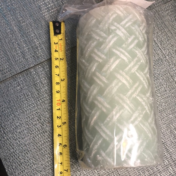 #65a NWOT Fresh Linen Scented Candle - Picture 8 of 13